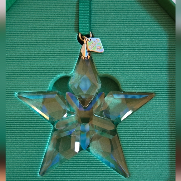 Swarovski Crystal Snowflake Set in Green Cases - Picture 2 of 4